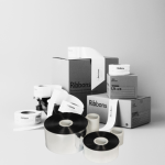 "Cuando se trata de aplicaciones que requieren un alto nivel de resistencia y calidad en cada impresión, los Ribbons Ultra se presentan como la mejor opción del mercado. Diseñados para soportar condiciones extremas y garantizar una impresión clara y legible, estos ribbons están especialmente formulados para satisfacer las necesidades de los sectores más exigentes."